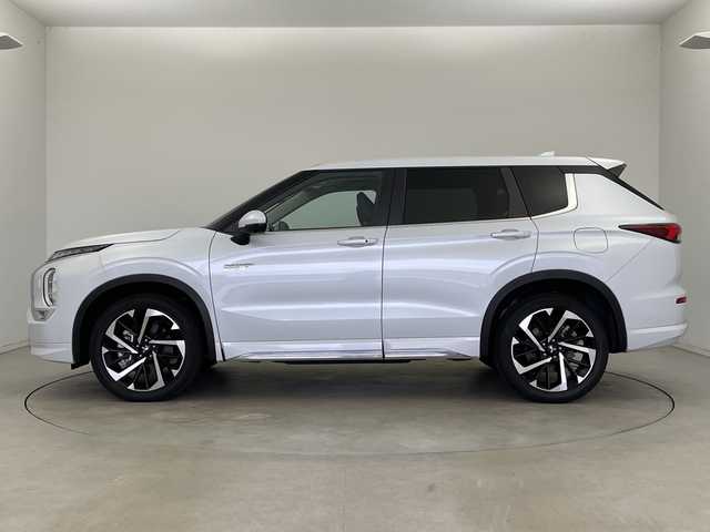 三菱 アウトランダー ＰＨＥＶ G 新潟県 2024(令6)年 0.1万km ホワイトダイヤモンド 純正ナビ/【BT/USB/TV/FM/AM/AppleCarPlay/フルセグTV】/車外カメラ【バック/サイド/全方位】/コーナーセンサー【前後】/追従型クルーズコントロール/衝突軽減防止/横滑り防止/レーンキープアシスト/BSM/LEDヘッドライト/オートライト/オートマチックハイビーム/ダブル＋サイド＋カーテンエアバッグ/プラグインHV/レザーステアリング/ステアリングスイッチ/パドルシフト/スマートキー/AAC/ハーフレザー/パワーシート/前席シートヒーター/純正フロアマット/純正アルミホイール