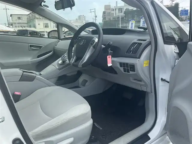トヨタ プリウス S 沖縄県 2013(平25)年 5.6万km ホワイトパールクリスタルシャイン (株)IDOMが運営する【じしゃロンコザ店】の自社ローン専用車両になりますこちらは現金またはオートローンご利用時の価格です。自社ローンご希望の方は別途その旨お申付け下さい/純正ナビ　/バックカメラ　/ＥＴＣ　/プッシュスタート　/スマートキー　/オートライト　/純正フロアマット　/パワーステアリング　/パワーウィンドウ