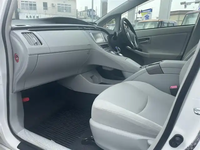 トヨタ プリウス S 沖縄県 2013(平25)年 5.6万km ホワイトパールクリスタルシャイン (株)IDOMが運営する【じしゃロンコザ店】の自社ローン専用車両になりますこちらは現金またはオートローンご利用時の価格です。自社ローンご希望の方は別途その旨お申付け下さい/純正ナビ　/バックカメラ　/ＥＴＣ　/プッシュスタート　/スマートキー　/オートライト　/純正フロアマット　/パワーステアリング　/パワーウィンドウ