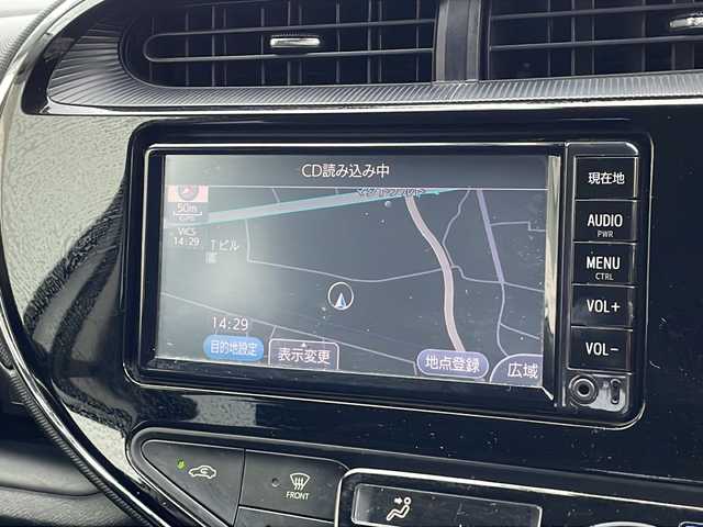 トヨタ アクア S 沖縄県 2017(平29)年 14.3万km スーパーホワイトⅡ 禁煙車　/純正ナビ　/フルセグＴＶ/（ＡＭ／ＦＭ／ＣＤ／ＤＶＤ／ＢＴ）/衝突被害軽減装置　/横滑り防止装置/盗難防止装置/プッシュスタート　/スマートキー　/ドライブレコーダー　/ビルトインＥＴＣ　/バックカメラ　/純正フロアマット　/純正ホイール/スペアキー/オートエアコン/オートライト/パワーステアリング/パワーウィンドウ