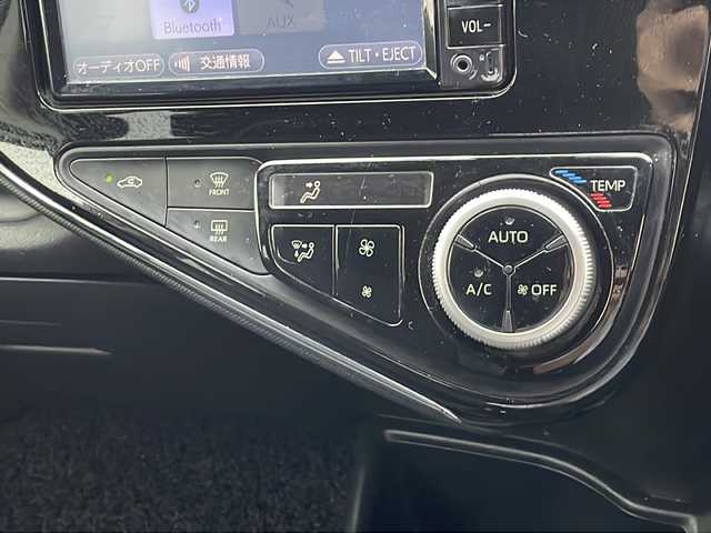 トヨタ アクア S 沖縄県 2017(平29)年 14.3万km スーパーホワイトⅡ 禁煙車　/純正ナビ　/フルセグＴＶ/（ＡＭ／ＦＭ／ＣＤ／ＤＶＤ／ＢＴ）/衝突被害軽減装置　/横滑り防止装置/盗難防止装置/プッシュスタート　/スマートキー　/ドライブレコーダー　/ビルトインＥＴＣ　/バックカメラ　/純正フロアマット　/純正ホイール/スペアキー/オートエアコン/オートライト/パワーステアリング/パワーウィンドウ