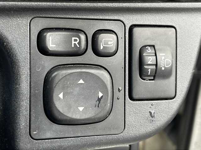 トヨタ アクア S 沖縄県 2017(平29)年 14.3万km スーパーホワイトⅡ 禁煙車　/純正ナビ　/フルセグＴＶ/（ＡＭ／ＦＭ／ＣＤ／ＤＶＤ／ＢＴ）/衝突被害軽減装置　/横滑り防止装置/盗難防止装置/プッシュスタート　/スマートキー　/ドライブレコーダー　/ビルトインＥＴＣ　/バックカメラ　/純正フロアマット　/純正ホイール/スペアキー/オートエアコン/オートライト/パワーステアリング/パワーウィンドウ