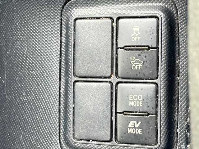 トヨタ アクア S 沖縄県 2017(平29)年 14.3万km スーパーホワイトⅡ 禁煙車　/純正ナビ　/フルセグＴＶ/（ＡＭ／ＦＭ／ＣＤ／ＤＶＤ／ＢＴ）/衝突被害軽減装置　/横滑り防止装置/盗難防止装置/プッシュスタート　/スマートキー　/ドライブレコーダー　/ビルトインＥＴＣ　/バックカメラ　/純正フロアマット　/純正ホイール/スペアキー/オートエアコン/オートライト/パワーステアリング/パワーウィンドウ