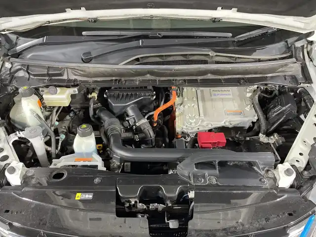 日産 セレナ e－パワー ハイウェイスター V 福岡県 2021(令3)年 6万km ブリリアントホワイトパール 純正9インチメモリナビ/アラウンドビューモニター/フルセグテレビ/純正フリップダウンモニター/純正ドライブレコーダー/デジタルインナーミラー/レーダークルーズコントロール/両側パワースライドドア/プッシュスタート/ETC/フォグランプ