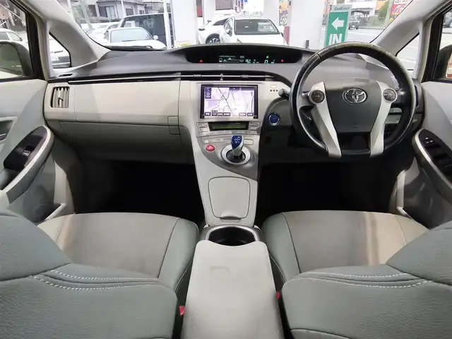 トヨタ プリウス G 熊本県 2014(平26)年 16.7万km ホワイトパールクリスタルシャイン 純正8型ナビ（NSZA-X64T）/【フルセグTV/CD/DVD/BT/SD】/バックカメラ/クルーズコントロール/ステアリングリモコン/前後ドライブレコーダー/ビルトインETC/ハーフレザーシート/D席パワーシート/HIDオートライト/フォグランプ/スマートキー/プッシュスタート/純正フロアマット/純正ドアバイザー/取扱説明書(車両/ナビ)/保証書
