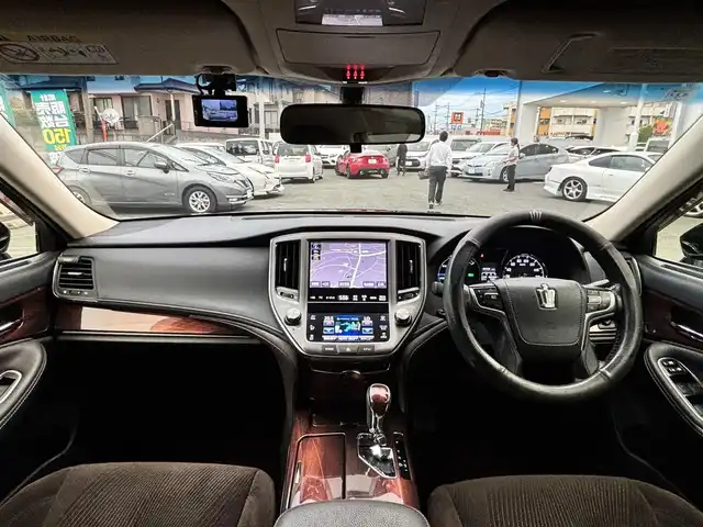 トヨタ クラウン ハイブリッド ロイヤルサルーン 熊本県 2015(平27)年 12.1万km ブラック 純正メーカーナビ/【フルセグTV/Bluetooth/CD/DVD】/バックカメラ/クルーズコントロール/コーナーセンサー/前席パワーシート/プッシュスタート/スマートキー/オートLEDライト/ウィンカーミラー/革巻きステアリング/ステアリングスイッチ/ドライブレコーダー前後/純正18インチAW/純正ドアバイザー/純正フロアマット/ABS/横滑り防止装置/サイド/カーテンエアバック/保証書/取扱説明書/スペアキー