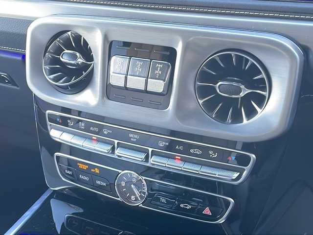 メルセデス・ベンツ ゲレンデヴァーゲン Ｇ４００ｄ AMGライン 大阪府 2024(令6)年 0.4万km 白 ワンオーナー/純正ナビ【TV/BlueTooth/AppleCarPlay】/全周囲カメラ/ボディカラー　オパリスホワイト/アダプティブダンピングシステム/AMGラインパッケージ/ラグジュアリーパッケージ/G manufakturプログラム/ブルメスターオーディオ/前席メモリー機能付パワーシート/前席ランバーサポート/前席リラクゼーション機能/前席ダイナミックシート/クライメートコントロール/エナジャイジングコンフォート/デフロック/アンビエントライト/インテリジェントライトシステム/前後ドライブレコーダー/レーダークルーズコントロール/ETC2.0