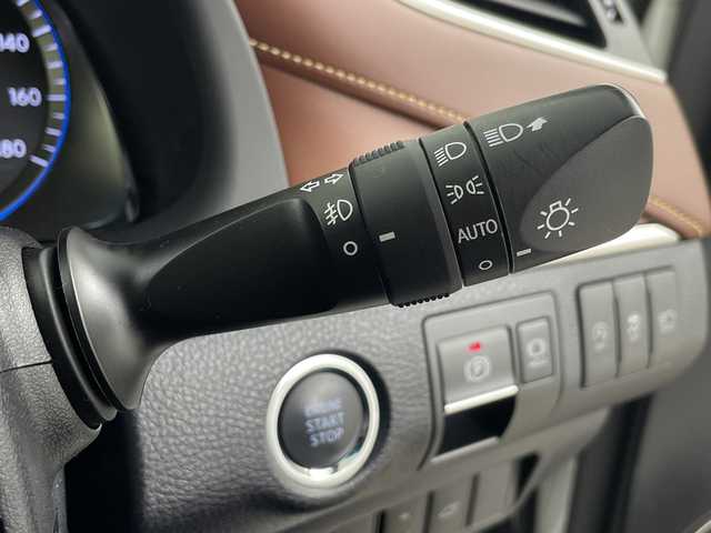 トヨタ ハリアー プレミアム メタル&レザーP 埼玉県 2018(平30)年 4.5万km ホワイトパールクリスタルシャイン 純正9インチナビ/　(Bluetooth/CD/DVD/FM/AM)/フルセグテレビ/バックカメラ/ビルトインETC/パワーバックドア/レザーシート/クルーズコントロール/車線逸脱警報/クリアランスソナー/シートヒーター/エアーシート/メモリ付きパワーシート/電子パーキングシステム/ブレーキホールド/プッシュスタート/オートLEDライト/オートハイビーム/純正18インチアルミホイール