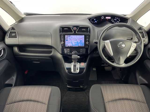 日産 セレナ HWS S HV Vセレ +Sefty 鹿児島県 2015(平27)年 6万km ブリリアントホワイトパール 純正８インチナビ　/（フルセグ/Bluetooth/CD/DVD/AM/FM)　/フリップダウンモニター　/両側パワースライドドア　/クルーズコントロール　/ビルドインＥＴＣ　/レーンディパーチャーアラート　/電動格納ミラー/オートハイビーム/LEDヘッドライト　/プッシュスタートボタン　/スペアキー有