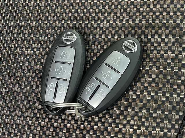 日産 セレナ HWS S HV Vセレ +Sefty 鹿児島県 2015(平27)年 6万km ブリリアントホワイトパール 純正８インチナビ　/（フルセグ/Bluetooth/CD/DVD/AM/FM)　/フリップダウンモニター　/両側パワースライドドア　/クルーズコントロール　/ビルドインＥＴＣ　/レーンディパーチャーアラート　/電動格納ミラー/オートハイビーム/LEDヘッドライト　/プッシュスタートボタン　/スペアキー有