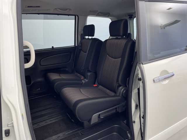 日産 セレナ HWS S HV Vセレ +Sefty 鹿児島県 2015(平27)年 6万km ブリリアントホワイトパール 純正８インチナビ　/（フルセグ/Bluetooth/CD/DVD/AM/FM)　/フリップダウンモニター　/両側パワースライドドア　/クルーズコントロール　/ビルドインＥＴＣ　/レーンディパーチャーアラート　/電動格納ミラー/オートハイビーム/LEDヘッドライト　/プッシュスタートボタン　/スペアキー有