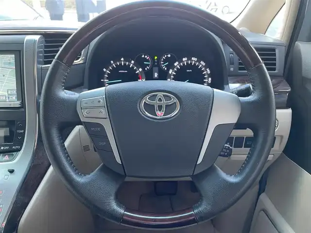 トヨタ アルファード 240G 兵庫県 2012(平24)年 8.7万km ホワイトパールクリスタルシャイン (株)IDOMが運営する【じしゃロン西宮店】の自社ローン対象車両になります。こちらは現金ご利用時の価格です。/自社ローンご希望の方は別途その旨お申付け下さい。/＊ETC/＊バックカメラ/＊クルーズコントロールあり/＊パワステ/＊パワーウィンドウ/＊フルセグ/＊オットマン/＊パワーシート/＊両側パワスラ/＊横滑り防止装置/＊オートライト/＊コーナーセンサー