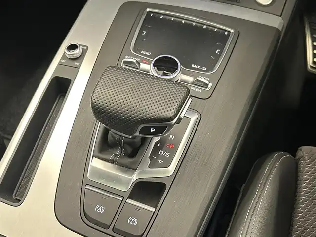 アウディ Ｑ５ 40TDIクワトロ Sライン 岡山県 2021(令3)年 1.2万km グレイシアホワイトメタリック アシスタンスパッケージ/・ACC/・アクティブレーンアシスト/・サイドアシスト/純正MMIナビ/パノラマサンルーフ/マトリクスLEDヘッドライト/360°カメラ/シートヒーター（ALL）/バーチャルコックピット/Audiドライブセレクト/パーキングエイド/距離警告/渋滞アシスト/PDC（F/R）/エフィシェンシアシスト/Audiプレセンス/レインセンサー/デイタイムランニングライト/アンビエントライト/純正ドラレコ2ch/ETC2.0/スタッドレス