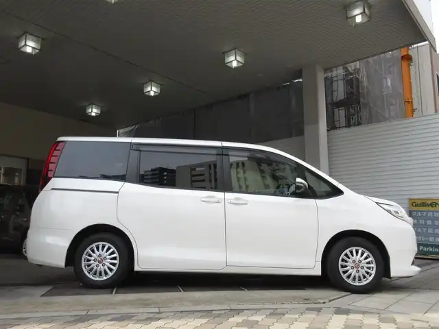 トヨタ ノア G 大阪府 2014(平26)年 8.4万km ホワイトパールクリスタルシャイン アルパイン１０インチＳＤナビ、フルセグＴＶ、/ＣＤ、ＤＶＤ、Ｂｌｕｅｔｏｏｔｈ、ＳＤ録音/純正フリップダウンモニター/両側パワースライドドア/クルーズコントロール/スマートキー２個/プッシュスタート/バックカメラ/ＥＴＣ/オートライト/フォグランプ/ＬＥＤヘッドライト/オートハイビーム/アイドリングストップ/ステアリングスイッチ/ロールサンシェード/電動格納ウィンカーミラー/純正１５インチアルミホイール