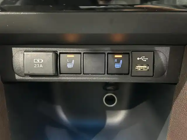 トヨタ ヤリスクロス Z 鹿児島県 2020(令2)年 5.1万km ブラスゴールドメタリック ディスプレイオーディオ（ナビ機能付き）/セーフティセンス/パノラミックビューモニター/レーダークルーズコントロール/レーンキープアシスト/ステアリングヒーター/後方ドライブレコーダー/ビルトインETC2.0/革巻きステアリング/オートホールド/電動パーキングブレーキ/ハーフレザーシート/前席シートヒーター/LEDヘッドライト/オートライト/オートマチックハイビーム/純正フロアマット/純正アルミホイール/禁煙車