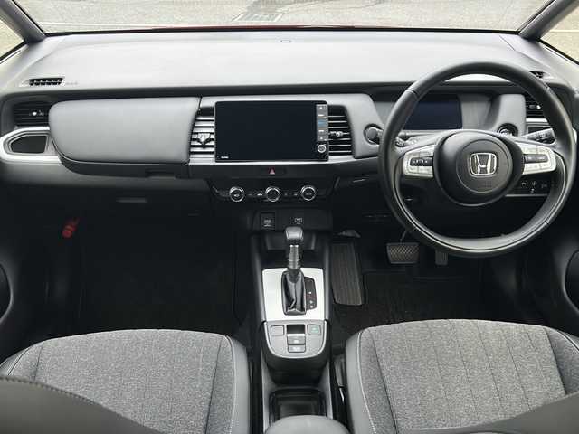 ホンダ フィット e:HEVホーム 埼玉県 2020(令2)年 0.6万km プレミアムクリスタルレッドM 登録時5938km/ワンオーナー/純正SDナビ（VXU-215FTi）/　AM/FM/CD/DVD/BT/MSV/フルセグTV/バックカメラ/純正ナビ連動ドライブレコーダー（前後）/衝突軽減ブレーキ（CMBS）/踏み間違え衝突軽減ブレーキ/路外逸脱抑制機能/横滑り防止機能/コーナーセンサー/プッシュスタート/スマートキー×２/LEDヘッドライト/　オートライト/オートマッチクハイビーム/　ライトレベライザー/電動パーキングブレーキ/オートブレーキホールド/ステアリングリモコン/電動格納機能付ウインカーミラー/ドアバイザー/純正フロアマット/ナビ取扱説明書/取扱説明書/保証書