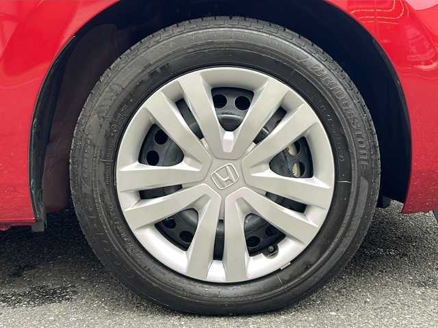 ホンダ フィット e:HEVホーム 埼玉県 2020(令2)年 0.6万km プレミアムクリスタルレッドM 登録時5938km/ワンオーナー/純正SDナビ（VXU-215FTi）/　AM/FM/CD/DVD/BT/MSV/フルセグTV/バックカメラ/純正ナビ連動ドライブレコーダー（前後）/衝突軽減ブレーキ（CMBS）/踏み間違え衝突軽減ブレーキ/路外逸脱抑制機能/横滑り防止機能/コーナーセンサー/プッシュスタート/スマートキー×２/LEDヘッドライト/　オートライト/オートマッチクハイビーム/　ライトレベライザー/電動パーキングブレーキ/オートブレーキホールド/ステアリングリモコン/電動格納機能付ウインカーミラー/ドアバイザー/純正フロアマット/ナビ取扱説明書/取扱説明書/保証書