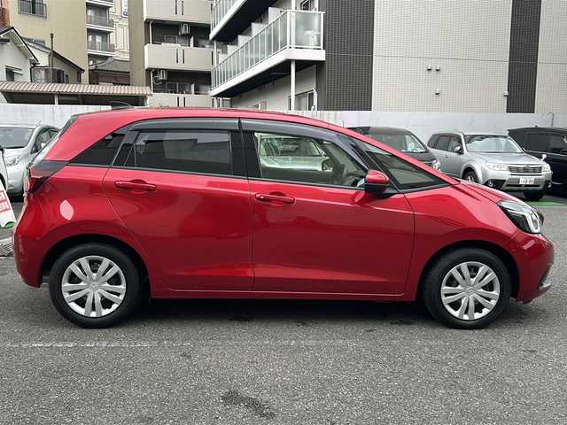 ホンダ フィット e:HEVホーム 埼玉県 2020(令2)年 0.6万km プレミアムクリスタルレッドM 登録時5938km/ワンオーナー/純正SDナビ（VXU-215FTi）/　AM/FM/CD/DVD/BT/MSV/フルセグTV/バックカメラ/純正ナビ連動ドライブレコーダー（前後）/衝突軽減ブレーキ（CMBS）/踏み間違え衝突軽減ブレーキ/路外逸脱抑制機能/横滑り防止機能/コーナーセンサー/プッシュスタート/スマートキー×２/LEDヘッドライト/　オートライト/オートマッチクハイビーム/　ライトレベライザー/電動パーキングブレーキ/オートブレーキホールド/ステアリングリモコン/電動格納機能付ウインカーミラー/ドアバイザー/純正フロアマット/ナビ取扱説明書/取扱説明書/保証書
