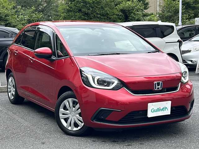 ホンダ フィット e:HEVホーム 埼玉県 2020(令2)年 0.6万km プレミアムクリスタルレッドM 登録時5938km/ワンオーナー/純正SDナビ（VXU-215FTi）/　AM/FM/CD/DVD/BT/MSV/フルセグTV/バックカメラ/純正ナビ連動ドライブレコーダー（前後）/衝突軽減ブレーキ（CMBS）/踏み間違え衝突軽減ブレーキ/路外逸脱抑制機能/横滑り防止機能/コーナーセンサー/プッシュスタート/スマートキー×２/LEDヘッドライト/　オートライト/オートマッチクハイビーム/　ライトレベライザー/電動パーキングブレーキ/オートブレーキホールド/ステアリングリモコン/電動格納機能付ウインカーミラー/ドアバイザー/純正フロアマット/ナビ取扱説明書/取扱説明書/保証書