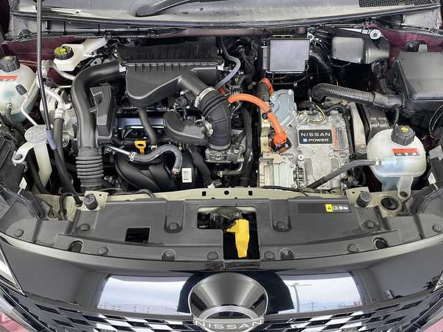 日産 オーラ G 栃木県 2022(令4)年 2万km バーガンディー メーカー9インチナビ/（BT/TV/USB/AM/FM）/BOSEサウンド/プロパイロット/車線逸脱防止支援/後側方衝突防止支援/エマージェンシーブレーキ/速度標識表示/ルート減速支援/制限速度支援/後退時車両検知警報/ふらつき防止/ETC2.0/ドライブレコーダー/置くだけ充電/インテリジェントルームミラー/360度カメラ/バック・サイド・フロントカメラ/ステアリングヒーター/純正17インチアルミホイール/純正フロアマット/サイド+カーテンエアバッグ/スマートキー×1本