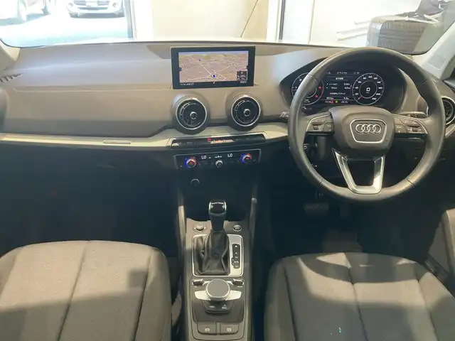アウディ Ｑ２ 35TDIアドバンスド 熊本県 2023(令5)年 1万km グレイシアホワイトメタリック ・スマートキー/・プッシュスタート/・パーキングエイド/・ADA/・距離警告/・Audiプレセンス/・Audiアクティブレーンアシスト/・休憩の推奨/・ハイビームアシスト/・クルーズコントロール(追従式)/・前席シートヒーター /・純正メモリナビ/　【DVD・Bluetooth・USB・SD・AUX】/・フルセグTV/・バックカメラ/・ETC2.0/・ドライブレコーダー(前後録画)/・バーチャルコクピット/・パワーバックドア/・LEDヘッドランプ/・純正マット