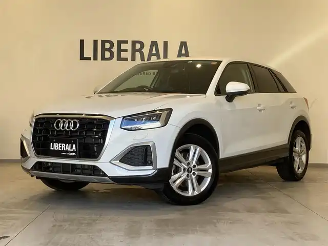 アウディ Ｑ２ 35TDIアドバンスド 熊本県 2023(令5)年 1万km グレイシアホワイトメタリック ・スマートキー/・プッシュスタート/・パーキングエイド/・ADA/・距離警告/・Audiプレセンス/・Audiアクティブレーンアシスト/・休憩の推奨/・ハイビームアシスト/・クルーズコントロール(追従式)/・前席シートヒーター /・純正メモリナビ/　【DVD・Bluetooth・USB・SD・AUX】/・フルセグTV/・バックカメラ/・ETC2.0/・ドライブレコーダー(前後録画)/・バーチャルコクピット/・パワーバックドア/・LEDヘッドランプ/・純正マット