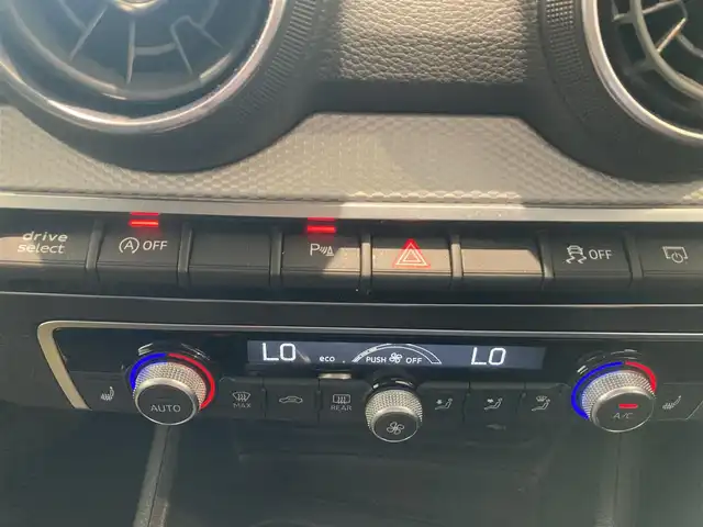アウディ Ｑ２ 35TDIアドバンスド 熊本県 2023(令5)年 1万km グレイシアホワイトメタリック ・スマートキー/・プッシュスタート/・パーキングエイド/・ADA/・距離警告/・Audiプレセンス/・Audiアクティブレーンアシスト/・休憩の推奨/・ハイビームアシスト/・クルーズコントロール(追従式)/・前席シートヒーター /・純正メモリナビ/　【DVD・Bluetooth・USB・SD・AUX】/・フルセグTV/・バックカメラ/・ETC2.0/・ドライブレコーダー(前後録画)/・バーチャルコクピット/・パワーバックドア/・LEDヘッドランプ/・純正マット