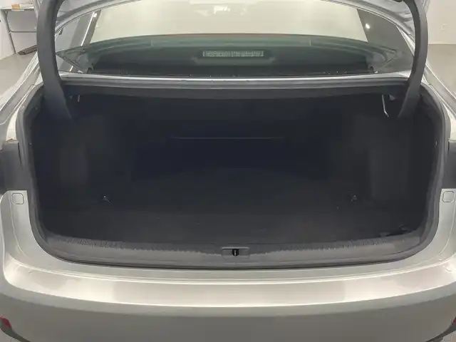 レクサス ＩＳ 200t Fスポーツ 鹿児島県 2017(平29)年 5.4万km プラチナムシルバーメタリック 禁煙車/純正ナビ（フルセグ/AM・FM/CD・DVD/SD/MSV/BT）/社外デジタルインナーミラー/ビルトインETC2.0/テレビキャンセラー/プリクラッシュセーフティ/レーンディパーチャーアラート/レーダークルーズコントロール/DN席シートヒーター/DN席パワーシート/純正フロアマット/純正18インチAW/パドルシフト/革巻きステアリング/ステアリングリモコン/プッシュスタート/スマートキー