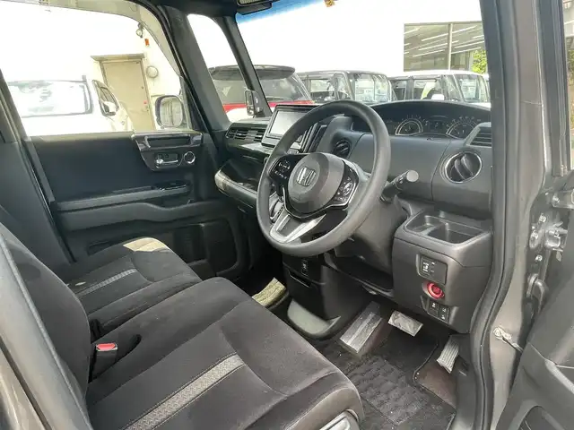 ホンダ Ｎ ＢＯＸ G L ホンダセンシング 福岡県 2018(平30)年 10万km シャイニンググレーM (株)IDOMが運営する【じしゃロン八幡西店】の自社ローン専用車両になります。こちらは現金またはオートローンご利用時の価格です。自社ローンご希望の方は別途その旨お申付け下さい/ホンダセンシング/純正ナビ VXM-184VFi/TV/CD/DVD/BT/バックカメラ/パワースライドドア/クルーズコントロール/ETC