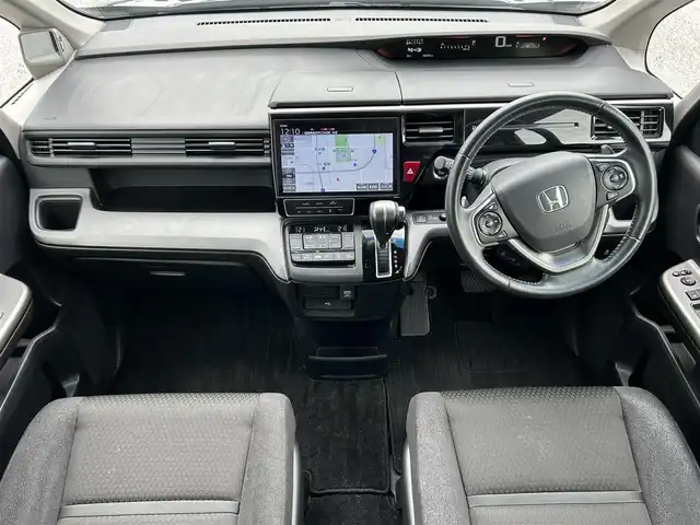 ホンダ ステップワゴン スパーダ ホンダセンシング 滋賀県 2020(令2)年 6.4万km プレミアムスパークルブラックパール 後席モニター【VM-185EN】/両側パワースライドドア/純正10インチナビ/（AM/FM/CD/DVD/フルセグ/Bluetooth）/バックカメラ/ETC2.0/ドライブレコーダー/冬タイヤ積込（ホイール付）/ホンダセンシング/・踏み間違い防止アシスト/・プリクラッシュブレーキアシスト/・ヒルスタート（坂道発進）アシスト/・TCS（トラクションコントロールシステム）/・VDC（ビークルダイナミクスコントロール）/・レーンキープアシスト/・車間自動制御システム/・ASCD（オートスピードコントロール装置）/・ABS（アンチロックブレーキシステム）/・標識検知機能/・盗難防止アラーム/電動格納ミラー/アイドリングストップ/ステアリングスイッチ/パドルシフト/オートライト/LEDヘッドライト/フロントフォグ/フルオートエアコン/USB端子/プッシュスタート/スマートキー/スペアキー/純正フロアマット