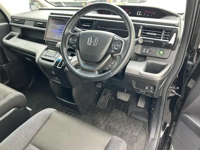 ホンダ ステップワゴン スパーダ ホンダセンシング 滋賀県 2020(令2)年 6.4万km プレミアムスパークルブラックパール 後席モニター【VM-185EN】/両側パワースライドドア/純正10インチナビ/（AM/FM/CD/DVD/フルセグ/Bluetooth）/バックカメラ/ETC2.0/ドライブレコーダー/冬タイヤ積込（ホイール付）/ホンダセンシング/・踏み間違い防止アシスト/・プリクラッシュブレーキアシスト/・ヒルスタート（坂道発進）アシスト/・TCS（トラクションコントロールシステム）/・VDC（ビークルダイナミクスコントロール）/・レーンキープアシスト/・車間自動制御システム/・ASCD（オートスピードコントロール装置）/・ABS（アンチロックブレーキシステム）/・標識検知機能/・盗難防止アラーム/電動格納ミラー/アイドリングストップ/ステアリングスイッチ/パドルシフト/オートライト/LEDヘッドライト/フロントフォグ/フルオートエアコン/USB端子/プッシュスタート/スマートキー/スペアキー/純正フロアマット