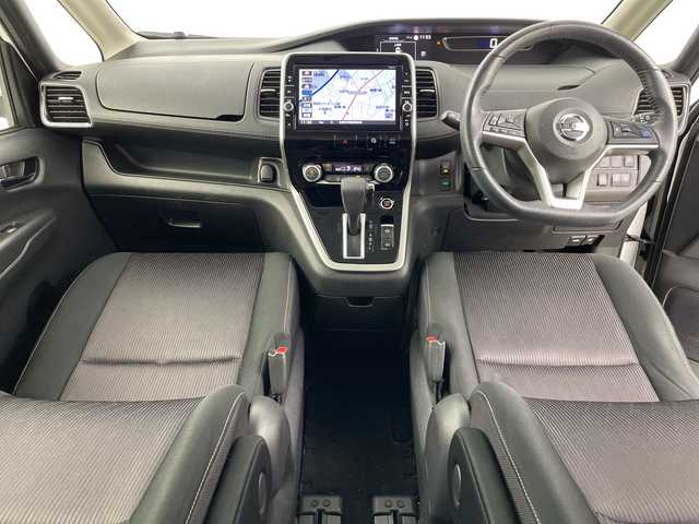 日産 セレナ ハイウェイスターVセレクションⅡ 道央・札幌 2019(令1)年 6.9万km ブリリアントホワイトパール 2トーン ・４WD/・純正ナビ(TV&BT&CD&DVD)/・寒冷地仕様/・車線逸脱警報/・車線逸脱防止支援システム/・純正フリップダウンモニター/・TVキャンセラー/・純正デジタルインナーミラー/・両側パワースライドドア/・バックカメラ/・サイドカメラ/・全方位カメラ/・ハンズフリースライドドア/・純正ドラレコ/・純正ビルトインETC/・LEDヘッドライト/・ドアミラーヒーター/・プッシュスタート/・スマートキー