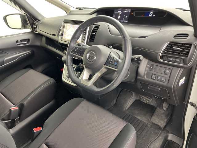 日産 セレナ ハイウェイスターVセレクションⅡ 道央・札幌 2019(令1)年 6.9万km ブリリアントホワイトパール 2トーン ・４WD/・純正ナビ(TV&BT&CD&DVD)/・寒冷地仕様/・車線逸脱警報/・車線逸脱防止支援システム/・純正フリップダウンモニター/・TVキャンセラー/・純正デジタルインナーミラー/・両側パワースライドドア/・バックカメラ/・サイドカメラ/・全方位カメラ/・ハンズフリースライドドア/・純正ドラレコ/・純正ビルトインETC/・LEDヘッドライト/・ドアミラーヒーター/・プッシュスタート/・スマートキー