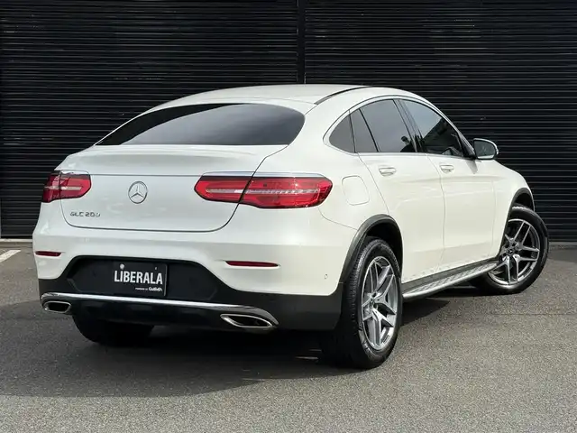 メルセデス・ベンツ ＧＬＣ２００ クーペスポーツ 静岡県 2017(平29)年 3.3万km ダイヤモンドホワイト レーダーセーフティパッケージ/・アクティブブレーキアシスト/・PRE-SAFEプラス/・PRE-SAFE/・アクティブレーンキーピングアシスト/・アクティブブラインドスポットアシスト/・アクティブディスタンスアシスト・ディストロニック/・アクティブステアリングアシスト/・チャイルドセーフティシートセンサー/ハーフレザーシート/電動リアゲート/COMANDシステム/(CD/Bluetooth/フルセグ)/360°カメラ/アダプティブクルーズコントロール/レーンキープアシスト/パーキングアシスト/メモリー付パワーシート/シートヒーター/キーレスゴー/純正フロアマット/純正19インチアルミホイール