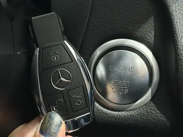 メルセデス・ベンツ ＧＬＣ２００ クーペスポーツ 静岡県 2017(平29)年 3.3万km ダイヤモンドホワイト レーダーセーフティパッケージ/・アクティブブレーキアシスト/・PRE-SAFEプラス/・PRE-SAFE/・アクティブレーンキーピングアシスト/・アクティブブラインドスポットアシスト/・アクティブディスタンスアシスト・ディストロニック/・アクティブステアリングアシスト/・チャイルドセーフティシートセンサー/ハーフレザーシート/電動リアゲート/COMANDシステム/(CD/Bluetooth/フルセグ)/360°カメラ/アダプティブクルーズコントロール/レーンキープアシスト/パーキングアシスト/メモリー付パワーシート/シートヒーター/キーレスゴー/純正フロアマット/純正19インチアルミホイール