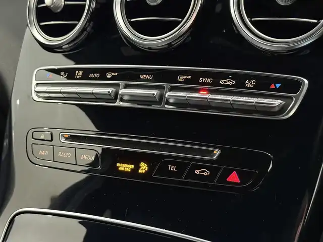 メルセデス・ベンツ ＧＬＣ２００ クーペスポーツ 静岡県 2017(平29)年 3.3万km ダイヤモンドホワイト レーダーセーフティパッケージ/・アクティブブレーキアシスト/・PRE-SAFEプラス/・PRE-SAFE/・アクティブレーンキーピングアシスト/・アクティブブラインドスポットアシスト/・アクティブディスタンスアシスト・ディストロニック/・アクティブステアリングアシスト/・チャイルドセーフティシートセンサー/ハーフレザーシート/電動リアゲート/COMANDシステム/(CD/Bluetooth/フルセグ)/360°カメラ/アダプティブクルーズコントロール/レーンキープアシスト/パーキングアシスト/メモリー付パワーシート/シートヒーター/キーレスゴー/純正フロアマット/純正19インチアルミホイール