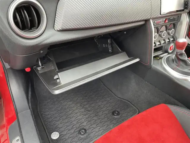 トヨタ ８６ GT リミテッド 長野県 2015(平27)年 4.5万km ピュアレッド 純正SDナビ/・Bluetooth/フルセグTV/DVD/CD/パドルシフト/クルーズコントロール追従無し/バックカメラ/純正フロアマット/ハーフレザーシート/シートヒーターD+N席/リアガラス　エアロ装着（メーカ　TRD）/純正17インチAW/スタッドレスタイヤ/コーナーセンサー前後/LEDオートヘッドライト/フォグランプ/スポーツモード/スノーモード/Wエアバック/カーテンエアバック/冷房AAC/スマートキー/スペアキー1本