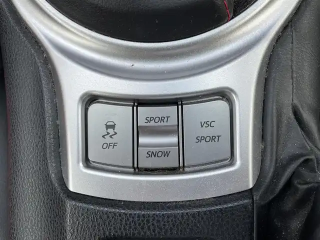 トヨタ ８６ GT リミテッド 長野県 2015(平27)年 4.5万km ピュアレッド 純正SDナビ/・Bluetooth/フルセグTV/DVD/CD/パドルシフト/クルーズコントロール追従無し/バックカメラ/純正フロアマット/ハーフレザーシート/シートヒーターD+N席/リアガラス　エアロ装着（メーカ　TRD）/純正17インチAW/スタッドレスタイヤ/コーナーセンサー前後/LEDオートヘッドライト/フォグランプ/スポーツモード/スノーモード/Wエアバック/カーテンエアバック/冷房AAC/スマートキー/スペアキー1本