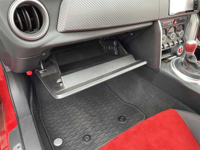 トヨタ ８６ GT リミテッド 茨城県 2015(平27)年 4.5万km ピュアレッド 純正SDナビ/・Bluetooth/フルセグTV/DVD/CD/パドルシフト/クルーズコントロール追従無し/バックカメラ/純正フロアマット/ハーフレザーシート/シートヒーターD+N席/リアガラス　エアロ装着（メーカ　TRD）/純正17インチAW/スタッドレスタイヤ/コーナーセンサー前後/LEDオートヘッドライト/フォグランプ/スポーツモード/スノーモード/Wエアバック/カーテンエアバック/冷房AAC/スマートキー/スペアキー1本