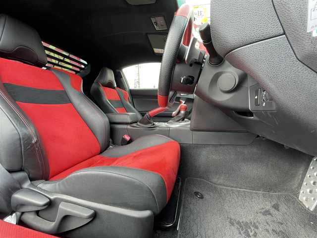 トヨタ ８６ GT リミテッド 茨城県 2015(平27)年 4.5万km ピュアレッド 純正SDナビ/・Bluetooth/フルセグTV/DVD/CD/パドルシフト/クルーズコントロール追従無し/バックカメラ/純正フロアマット/ハーフレザーシート/シートヒーターD+N席/リアガラス　エアロ装着（メーカ　TRD）/純正17インチAW/スタッドレスタイヤ/コーナーセンサー前後/LEDオートヘッドライト/フォグランプ/スポーツモード/スノーモード/Wエアバック/カーテンエアバック/冷房AAC/スマートキー/スペアキー1本