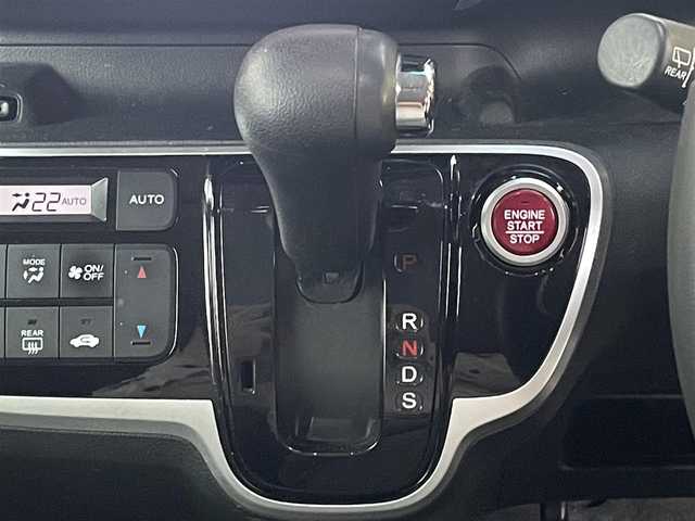 ホンダ Ｎ ＢＯＸ G ターボ Lパッケージ 愛知県 2017(平29)年 5.8万km プレミアムホワイトパールⅡ /禁煙/ワンオーナー//純正ナビ/BT/TV/CD//バックカメラ/ETC//両側パワースライドドア//革巻きステア/ステアスイッチ/パドルシフト//リアロールサンシェード//ハーフレザーシート//クルーズコントロール//横滑り防止//純正15インチAW//プッシュスタート/スマートキー//HIDオートライト/LEDフォグ/LEDルームランプ//オートリトラウィンカーミラー//純正フロアマット//純正ドアバイザー//保証書//取扱説明書//スペアスマートキー有り