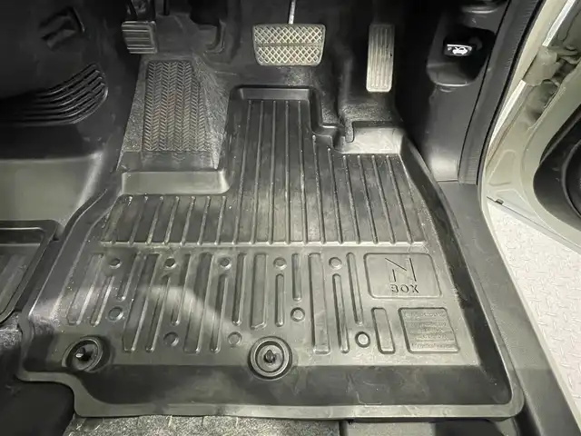 ホンダ Ｎ ＢＯＸ カスタム G Lパッケージ 鹿児島県 2017(平29)年 4.7万km プレミアムホワイトパールⅡ 純正ディスプレイ付きCDオーディオ/ワンセグ/CD/AM/FM/バックカメラ/シティブレーキアクティブシステム/両側パワースライドドア/ETC/オートライト/HIDヘッドライト/純正14インチアルミホイール/純正ラバーマット/ドアバイザー