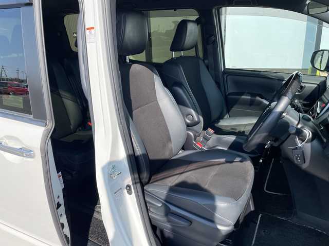 トヨタ ノア Si ダブルバイビーⅢ 愛知県 2021(令3)年 6.5万km ホワイトパールクリスタルシャイン トヨタセーフティセンス/純正9型ナビ/12型フリップダウンモニター/両側パワースライドドア/バックカメラ/コーナーセンサー/純正アルミホイール/ＥＴＣ/LEDヘッドライト/リアオートエアコン/レーンキープアシスト/ドライブレコーダー/衝突軽減システム/フルセグ/CD DVD/Bluetooth/ステアリングスイッチ/スマートキー/プッシュスタート