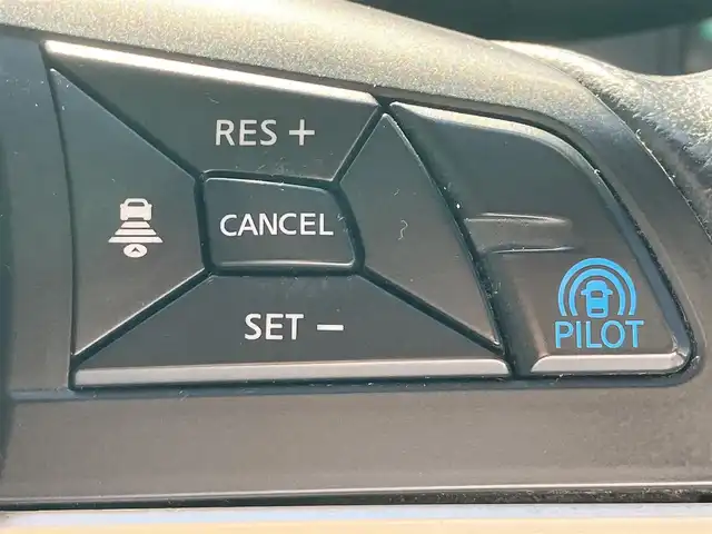 日産 セレナ ハイウェイスター G プロパイロットED 静岡県 2017(平29)年 6.3万km ダイヤモンドブラック 2トーン 純正９型ナビ（CD/DVD/BT/フルセグ）/バックカメラ/純正後席モニター/プロパイロット/エンジンスタートボタン/パワーステアリング/パワーウィンドウ/アイドリングストップ/スマートキー/スペアキー1本/Wオートエアコン/レーダークルーズコントロール/USB入力端子/ETC/三列シート/ドライブレコーダー/ウォークスルー/純正フロアマット/布シート/純正フロアマット/両側パワースライドドア/純正アルミホイール/ABS/横滑り防止装置/コーナーセンサー前後/レーンキープアシスト/オートライト/LEDヘッドライト/W+サイドエアバッグ/衝突軽減システム/エンジンチェックランプ点灯