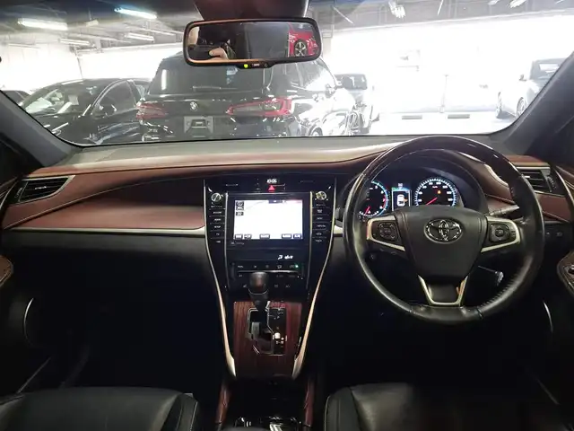 トヨタ ハリアー プレミアム アドバンスドP 香川県 2017(平29)年 3.3万km ブラキッシュレッドマイカ ムーンルーフ/革シートセット/純正8型ナビ/フルセグTV/JBLプレミアムサウンドシステム/パワーバックドア/パノラミックビューモニター/ビルトインETC/レーダークルーズコントロール/クリアランスソナー/衝突被害軽減ブレーキ/車線逸脱警報/LEDヘッドランプ/オートライト/木目調/革巻きコンビステアリング/ブラック革シート/前席パワーシート/シートヒーター/運転席ポジションメモリー/純正18インチアルミホイール/スマートキー/プッシュエンジンスタート/禁煙車