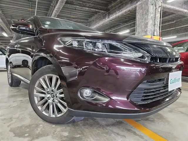 トヨタ ハリアー プレミアム アドバンスドP 香川県 2017(平29)年 3.3万km ブラキッシュレッドマイカ ムーンルーフ/革シートセット/純正8型ナビ/フルセグTV/JBLプレミアムサウンドシステム/パワーバックドア/パノラミックビューモニター/ビルトインETC/レーダークルーズコントロール/クリアランスソナー/衝突被害軽減ブレーキ/車線逸脱警報/LEDヘッドランプ/オートライト/木目調/革巻きコンビステアリング/ブラック革シート/前席パワーシート/シートヒーター/運転席ポジションメモリー/純正18インチアルミホイール/スマートキー/プッシュエンジンスタート/禁煙車