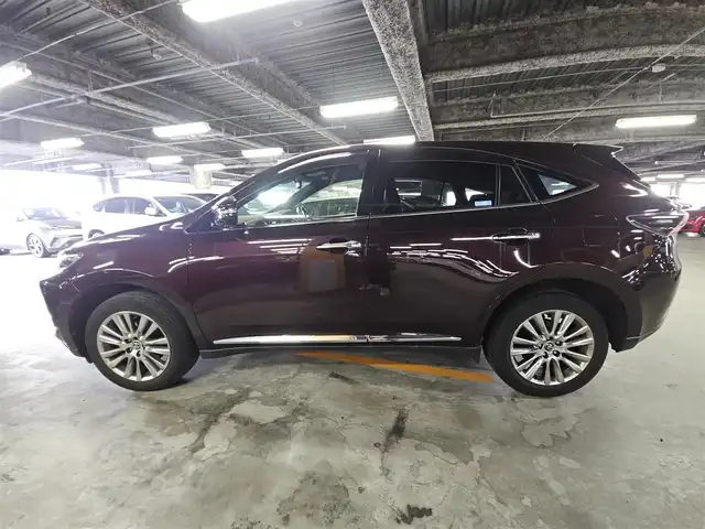 トヨタ ハリアー プレミアム アドバンスドP 香川県 2017(平29)年 3.3万km ブラキッシュレッドマイカ ムーンルーフ/革シートセット/純正8型ナビ/フルセグTV/JBLプレミアムサウンドシステム/パワーバックドア/パノラミックビューモニター/ビルトインETC/レーダークルーズコントロール/クリアランスソナー/衝突被害軽減ブレーキ/車線逸脱警報/LEDヘッドランプ/オートライト/木目調/革巻きコンビステアリング/ブラック革シート/前席パワーシート/シートヒーター/運転席ポジションメモリー/純正18インチアルミホイール/スマートキー/プッシュエンジンスタート/禁煙車