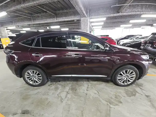 トヨタ ハリアー プレミアム アドバンスドP 香川県 2017(平29)年 3.3万km ブラキッシュレッドマイカ ムーンルーフ/革シートセット/純正8型ナビ/フルセグTV/JBLプレミアムサウンドシステム/パワーバックドア/パノラミックビューモニター/ビルトインETC/レーダークルーズコントロール/クリアランスソナー/衝突被害軽減ブレーキ/車線逸脱警報/LEDヘッドランプ/オートライト/木目調/革巻きコンビステアリング/ブラック革シート/前席パワーシート/シートヒーター/運転席ポジションメモリー/純正18インチアルミホイール/スマートキー/プッシュエンジンスタート/禁煙車