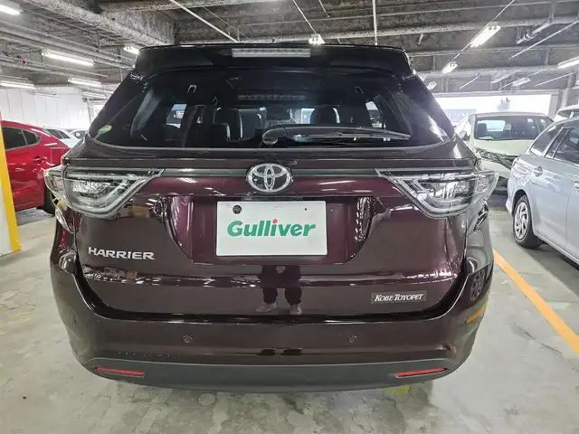 トヨタ ハリアー プレミアム アドバンスドP 香川県 2017(平29)年 3.3万km ブラキッシュレッドマイカ ムーンルーフ/革シートセット/純正8型ナビ/フルセグTV/JBLプレミアムサウンドシステム/パワーバックドア/パノラミックビューモニター/ビルトインETC/レーダークルーズコントロール/クリアランスソナー/衝突被害軽減ブレーキ/車線逸脱警報/LEDヘッドランプ/オートライト/木目調/革巻きコンビステアリング/ブラック革シート/前席パワーシート/シートヒーター/運転席ポジションメモリー/純正18インチアルミホイール/スマートキー/プッシュエンジンスタート/禁煙車