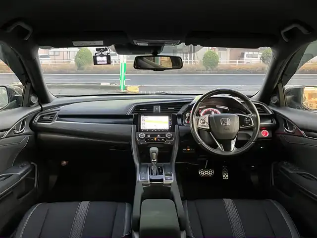 ホンダ シビック ハッチバック 三重県 2020(令2)年 1.5万km クリスタルブラックパール ワンオーナー /登録時走行距離14721km/♪ホンダセンシング/ ・衝突軽減ブレーキ(CMBS)・車線維持支援システム(LKAS)/ ・歩行者事故低減ステアリング・路外逸脱抑制機能/ ・先行車発進お知らせ機能・オートハイビーム/ ・アダプティブクルーズコントロール(ACC)/♪純正ナビ/ ・フルセグ・DVD再生/ ・BTオーディオ・SD録音/♪バックカメラ/♪ハーフレザーシート/♪前席シートヒーター/♪前席パワーシート/♪スマートキー/♪プッシュスタート/♪ドライブレコーダー(前後)/♪オートブレーキホールド/♪LEDヘッドライト/♪LEDフォグライト /♪オートライト/♪純正18インチAW/♪革巻きステアリング/♪パドルシフト/♪ステアリングスイッチ/♪ウィンカーミラー/♪ビルトインETC2.0/♪フロアマット/♪ドアバイザー/♪プライバシーガラス/♪電格ミラー
